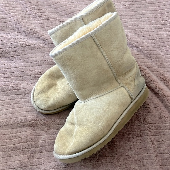 Uggs - Picture 1 of 3